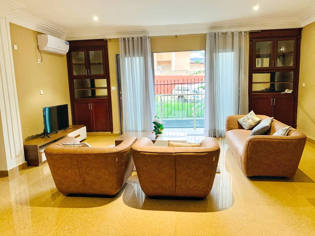 Photo d'un luxueux appartement meublé à Bastos, avec des meubles capitonnés et des lustres luxueux.